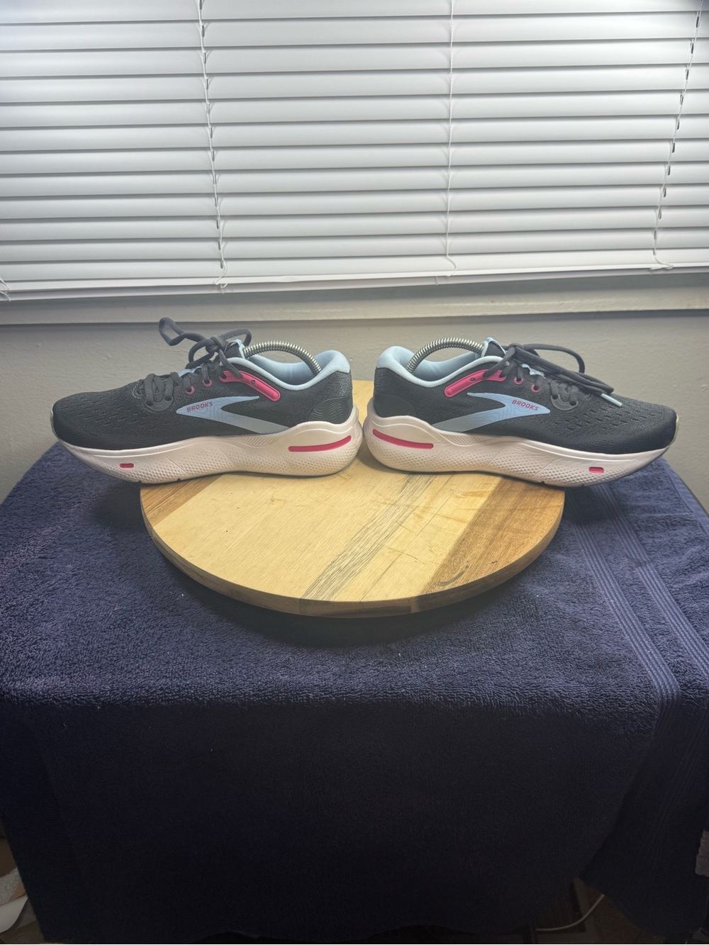 Brooks Ghost Max Black with Pink & Light Blue Accents (Women’s 7.5) - Picture 5 of 7